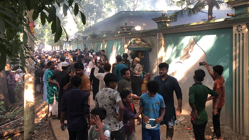 দরবারে হামলা, কবর থেকে তুলে পোড়ানো হলো ‘নুরাল পাগলা’র লাশ